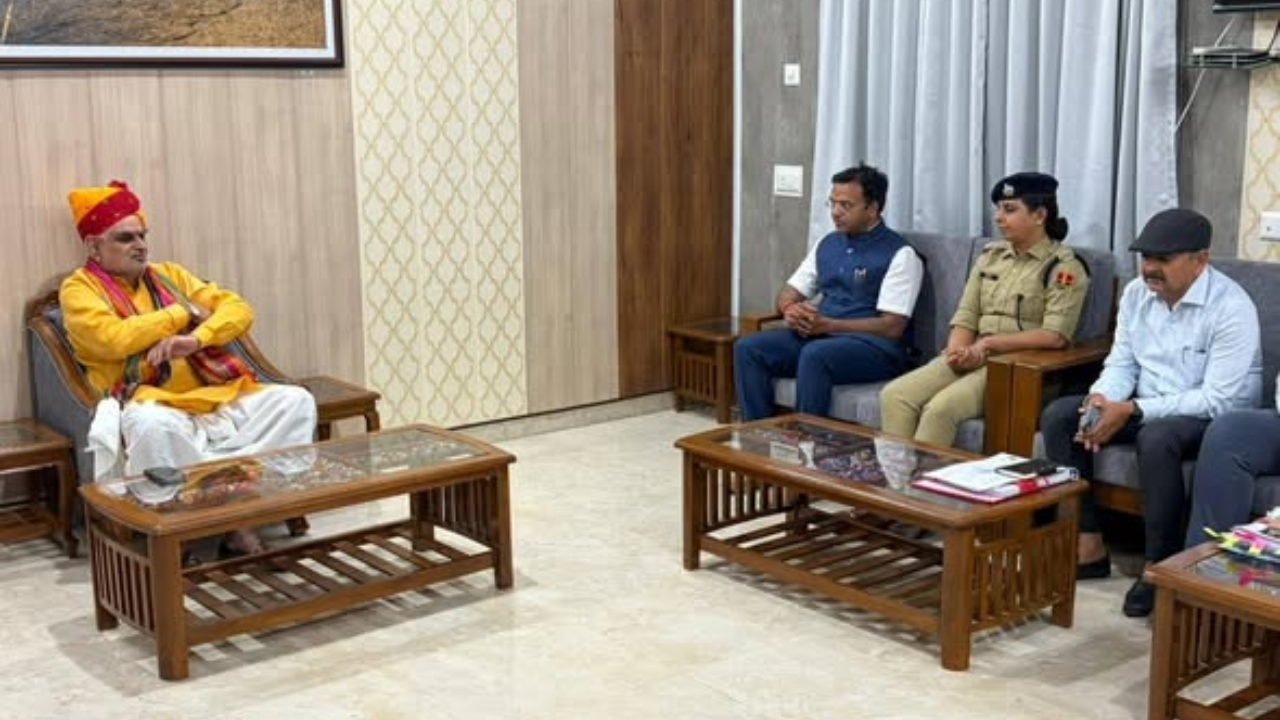 जिला प्रभारी मंत्री झाबर सिंह खर्रा पहुंचे पाली अधिकरियों ने की मुलाकात