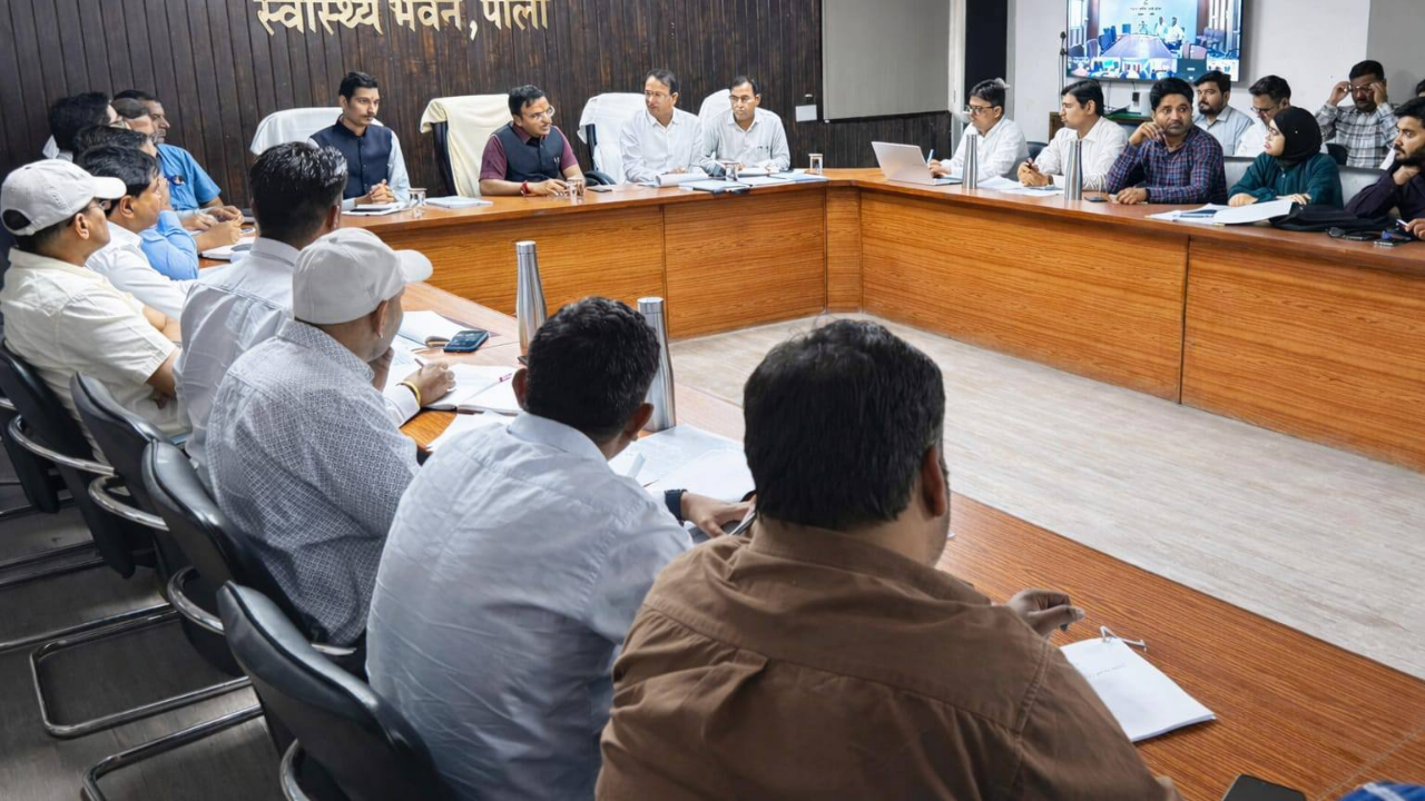 लक्ष्य आधारित कार्य से योजनाओं की प्रगति सुनिश्चित करने के निर्देश, जिला कलेक्टर डॉ गोस्वामी ने ली जिला स्वास्थ्य समिति की बैठक