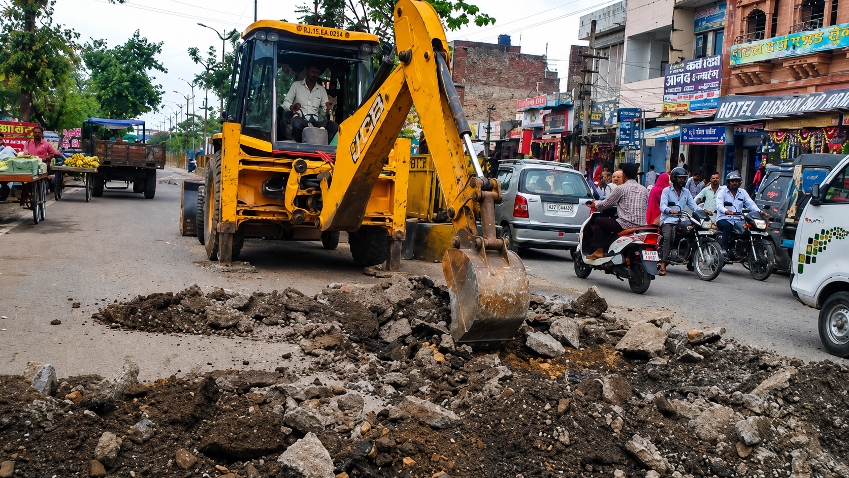 बारिश के बीच गांधी सर्कल की खुदाई, लोगों ने उठाए सवाल; नगर पालिका की कार्यशैली पर नाराजगी